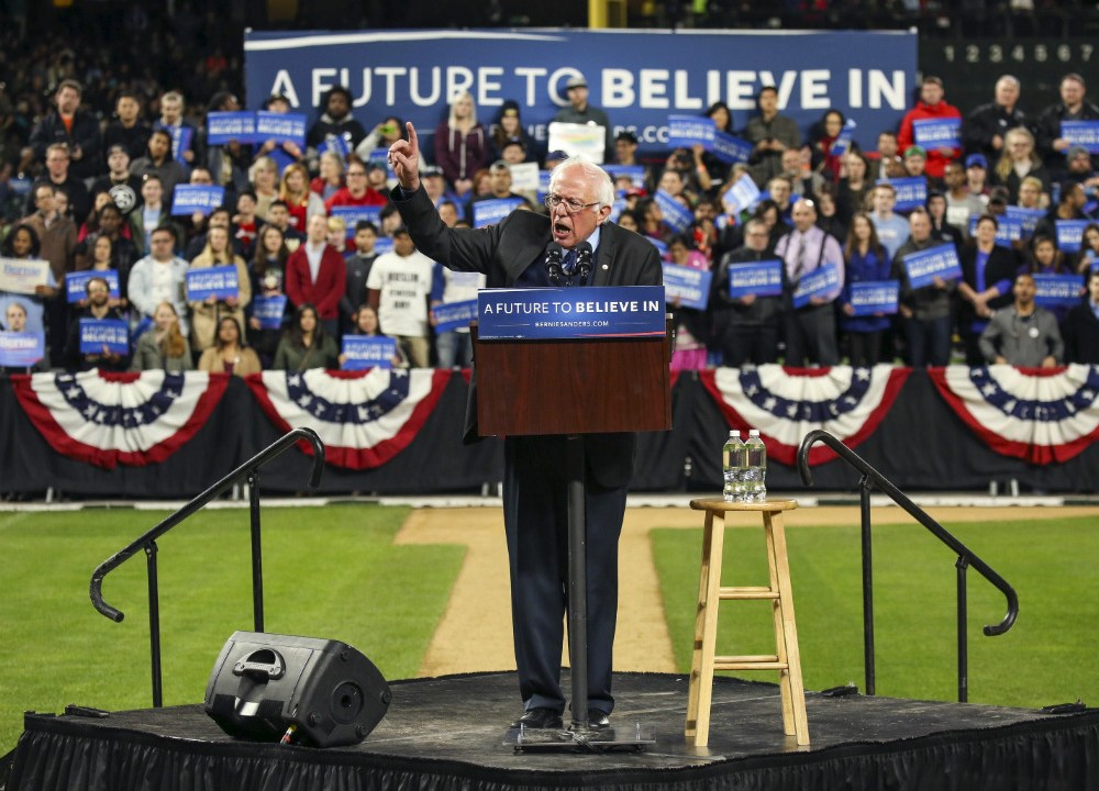 O pré-candidato democrata Bernie Sanders discursa em Seattle