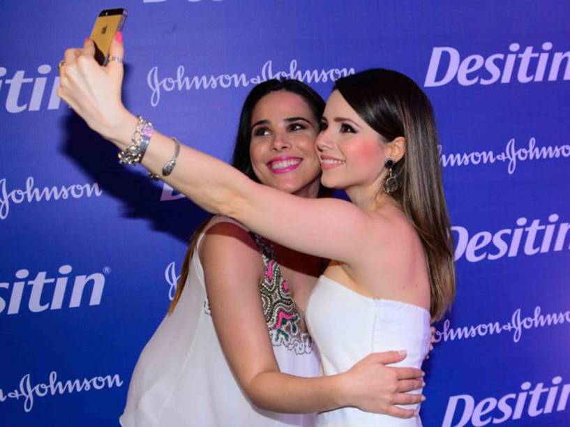 Sandy e Wanessa tiram selfie em evento publicitário