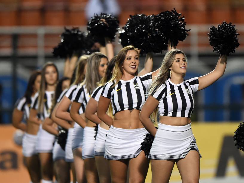 Cheerleaders do Santos agitam a torcida antes da partida contra o Figueirense no Pacaembu