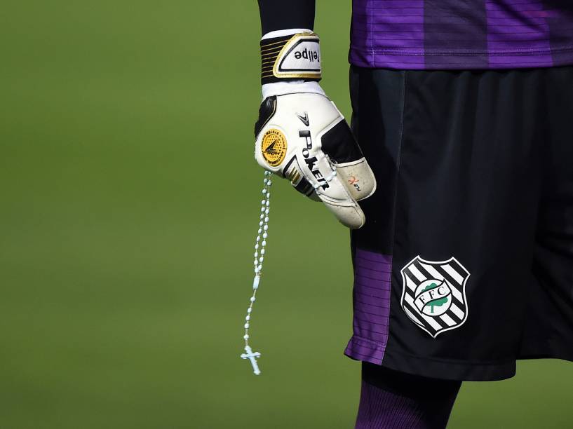 O goleiro Felipe do Figueirense segura um terço antes da partida contra o Santos