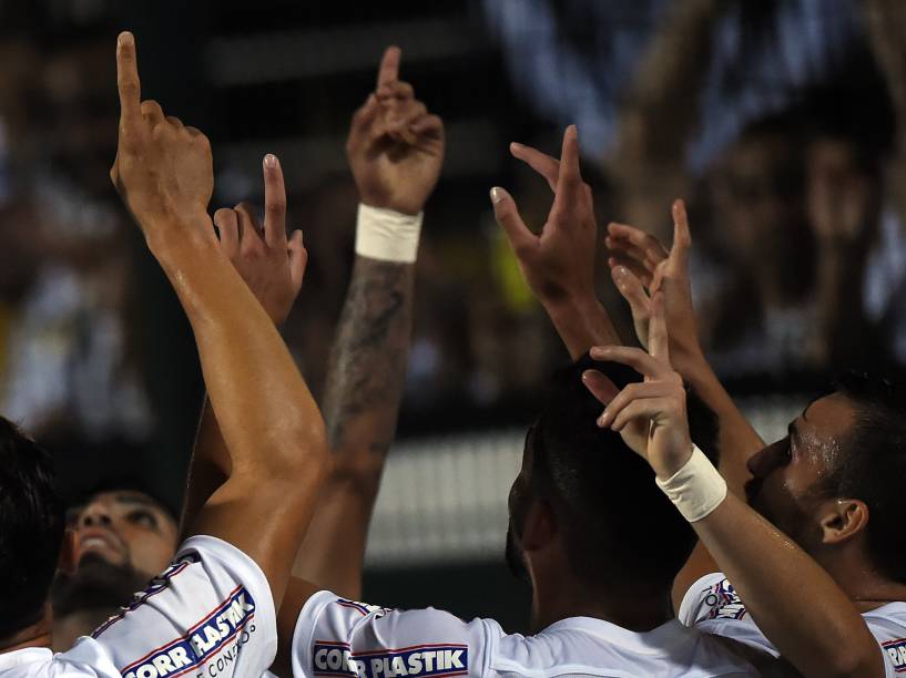 Jogadores santistas comemoram gol na partida contra o Figueirense no Pacaembu