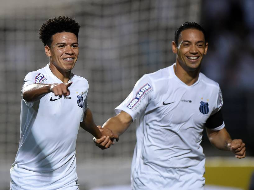 O meia Marquinhos Gabriel comemora ao lado de Ricardo Oliveiro o segundo gol do Santos na partida contra o Figueirense