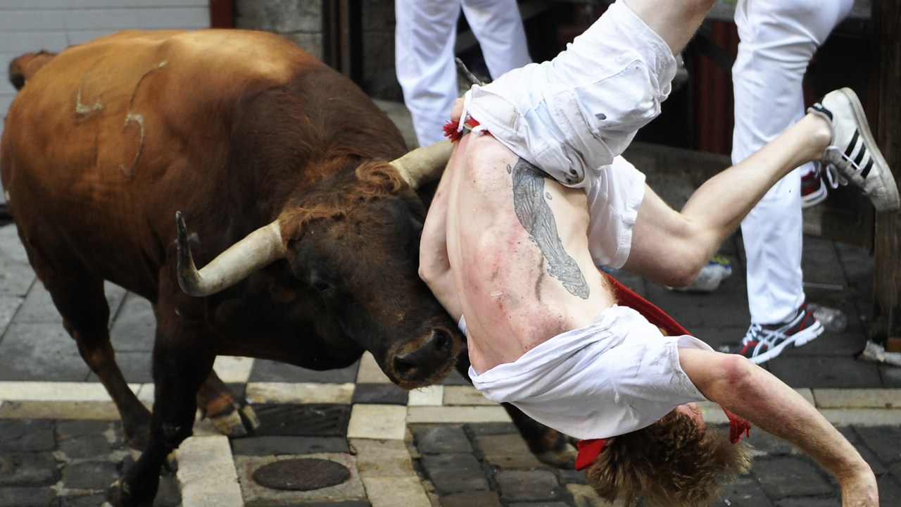 Doze pessoas morreram chifradas por touros desde o início do verão na Espanha, tornando 2015 o ano mais mortífero dos últimos 15. Na imagem acima, a corrida de touros do Festival de São Firmino, de Pamplona