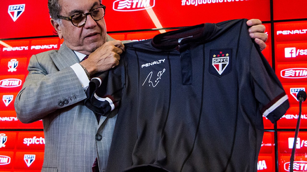 O presidente do São Paulo, Carlos Miguel Aidar, anuncia renovação de contrato com o goleiro Rogério Ceni até junho de 2015