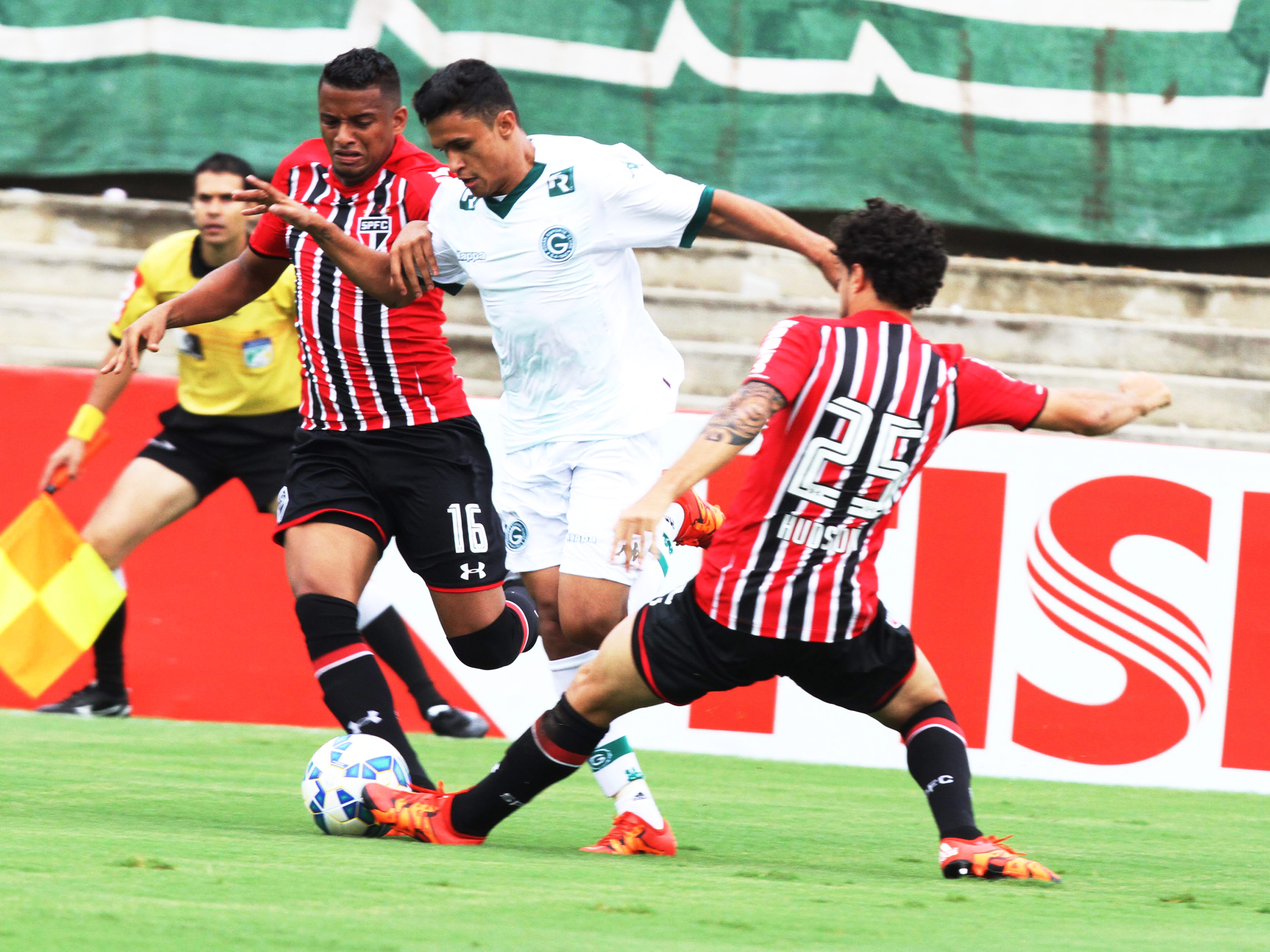 Lance durante partida entre Goiás e São Paulo válida pela Série A do Campeonato Brasileiro 2015