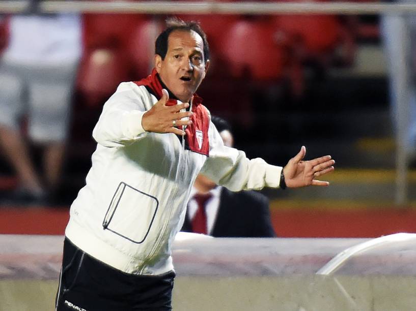 Técnico do São Paulo, Muricy Ramalho, durante o clássico contra o Palmeiras, que acontece no estádio do Morumbi