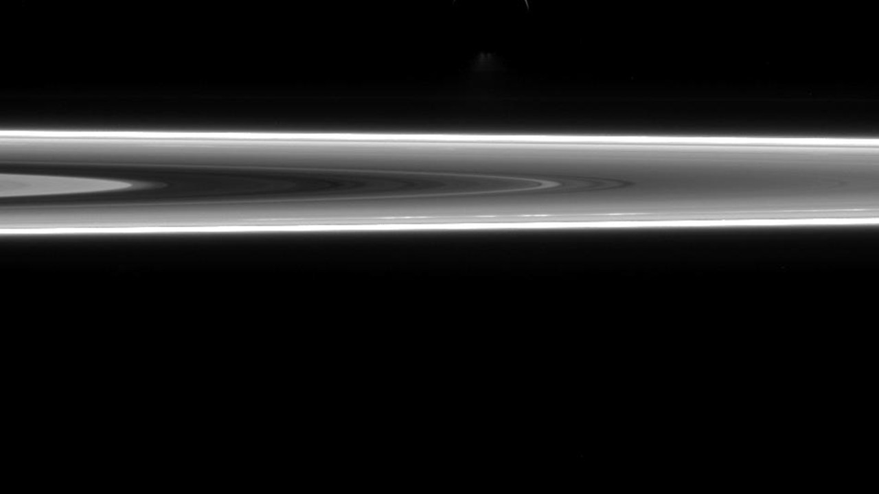 Enceladus, uma das 62 luas de Saturno