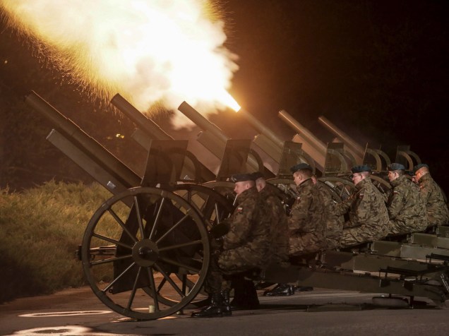 Soldados poloneses disparam um canhão em cerimônia para comemorar o aniversário do fim da Segunda Guerra Mundial, norte da Polônia