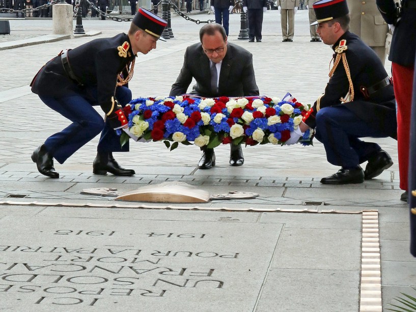 O presidente da França, Francois Hollande, presta homenagens na tumba de um soldado durante a cerimônia de comemoração de 70 anos de vitória da Segunda Guerra Mundial, em Paris