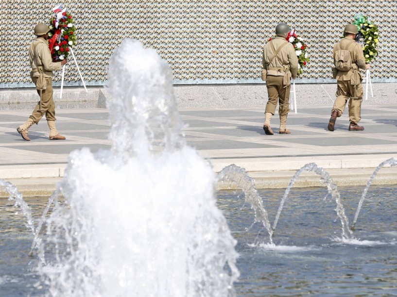 Soldados vestidos com uniformes da Segunda Guerra Mundial carregam coroas de flores em comemoração dos 70 anos do fim da Segunda Guerra Mundial, em Washington