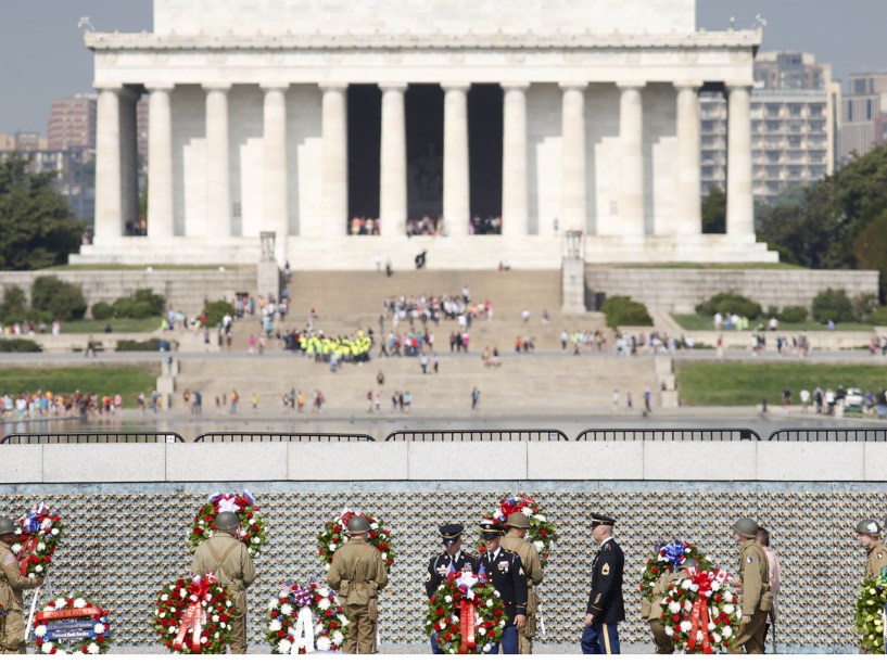 Soldados vestidos com uniformes da Segunda Guerra Mundial carregam coroas de flores em comemoração dos 70 anos do fim da Segunda Guerra Mundial, em Washington