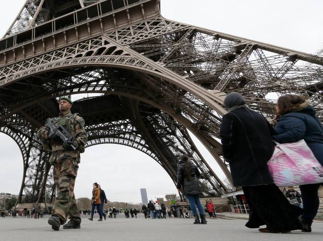 Segurança é reforçada na Torre Eiffel, nesta-segunda-feira (12), após ataque terrorista aos escritórios da revista Charlie Hebdo em Paris
