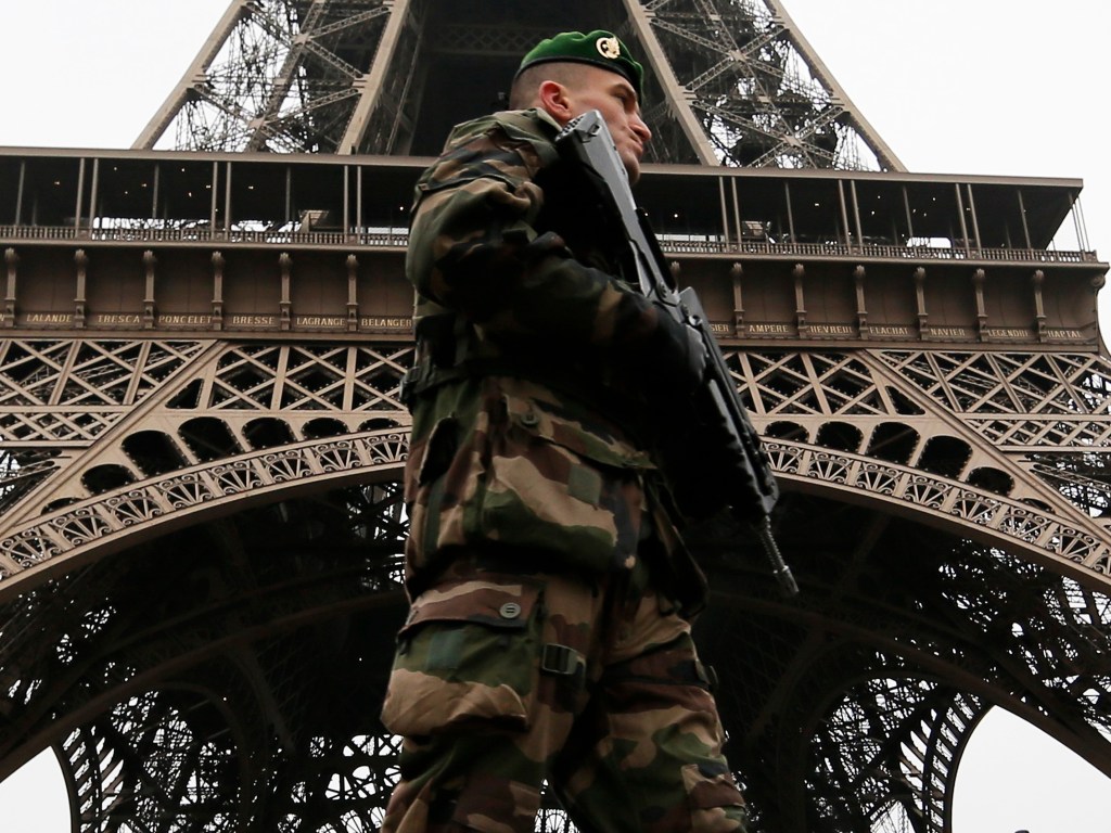 Segurança reforçada na Torre Eiffel após ataque terrorista aos escritórios da revista 'Charlie Hebdo' em Paris