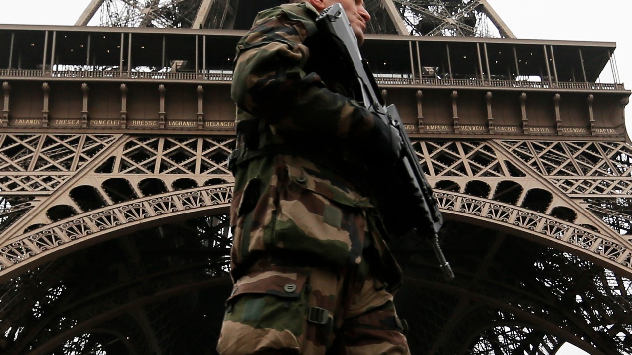 Segurança reforçada na Torre Eiffel após ataque terrorista aos escritórios da revista 'Charlie Hebdo' em Paris