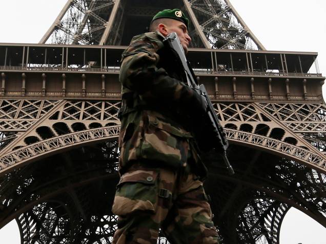 Segurança reforçada na Torre Eiffel após ataque terrorista aos escritórios da revista Charlie Hebdo em Paris