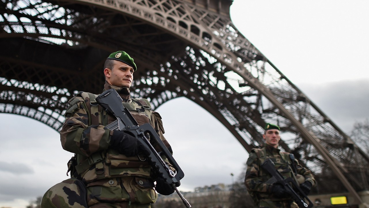 Tropas francesas patrulham a Torre Eiffel, em Paris, França, após os ataques aos escritórios da Charlie Hebdo. A segurança francesa está novamente sendo aumentada devido ao atentado a uma empresa de produtos químicos