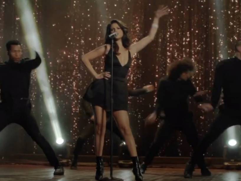 Selena Gomez dança durante clipe de Same Old Love