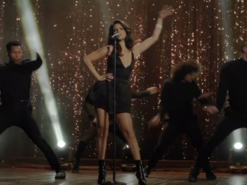 Selena Gomez dança durante clipe de Same Old Love