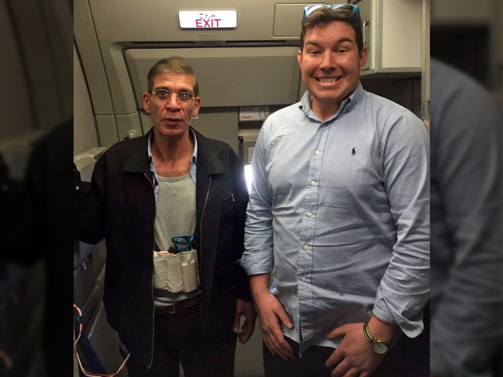 Passageiro britânico Ben Innes faz selfie ao lado do sequestrador do avião da EgyptAir