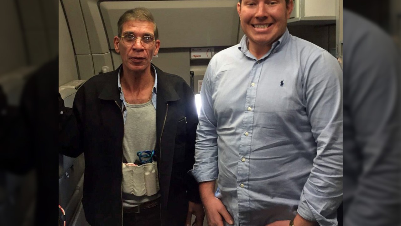 Passageiro britânico Ben Innes faz selfie ao lado do sequestrador do avião da EgyptAir