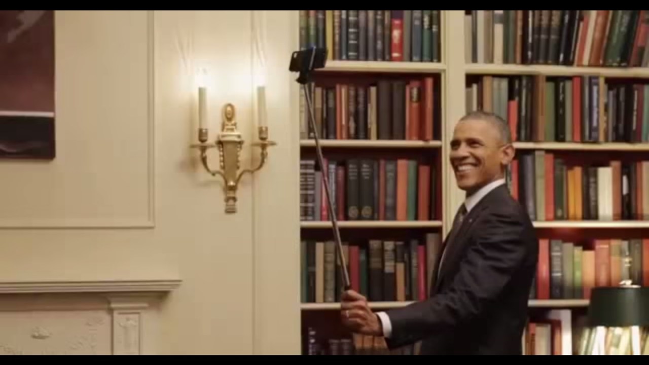 O presidente americano Barack Obama se rende ao pau de selfie