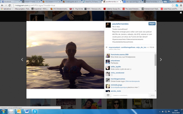 Paula Fernandes posa de biquíni em piscina durante viagem