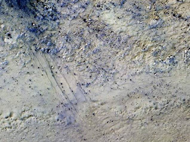<p>Esta imagem, registrada pela Missão Mars Reconnaissance Orbiter (MRO) em 17 de abril de 2015, retrata o pico central da cratera Porter. </p>