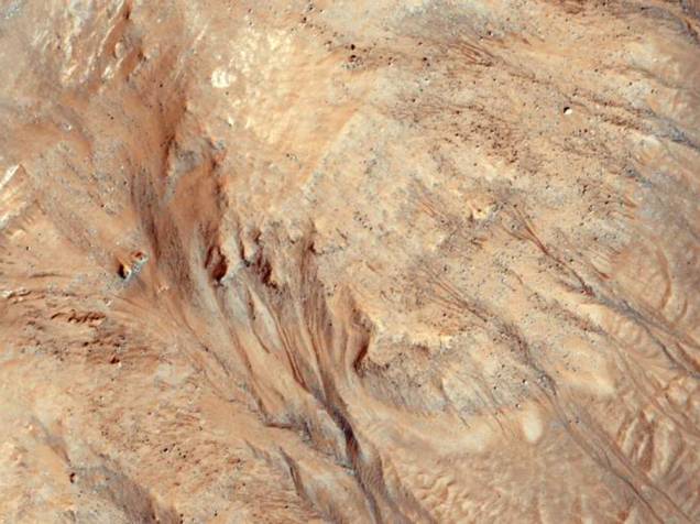 <p>A Missão Mars Reconnaissance Orbiter (MRO) capturou, em 6 de maio de 2015, imagens das voçorocas – escavações que se formam durante o inverno e são causadas pela erosão do lençol de escoamento de águas – sobre a superfície de Marte.</p>