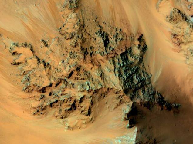 <p>Esta imagem, capturada pela Missão Mars Reconnaissance Orbiter (MRO) em 20 de fevereiro de 2015, mostra o que os cientistas chamam de RSL – linhas recorrentes de encostas relacionadas à presença de água - na cratera Hale. Elas possuem tom avermelhado devido à existência de ferrugem neste local. </p>