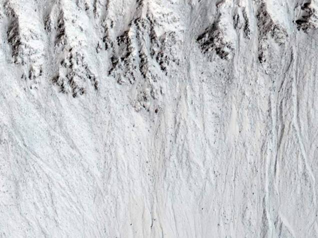 <p>Capturada em 9 de fevereiro de 2015 pela Missão Mars Reconnaissance Orbiter (MRO), esta imagem retrata o que os cientistas chamam de RSL – linhas recorrentes de encostas relacionadas à presença de água - na cratera Raga.</p>
