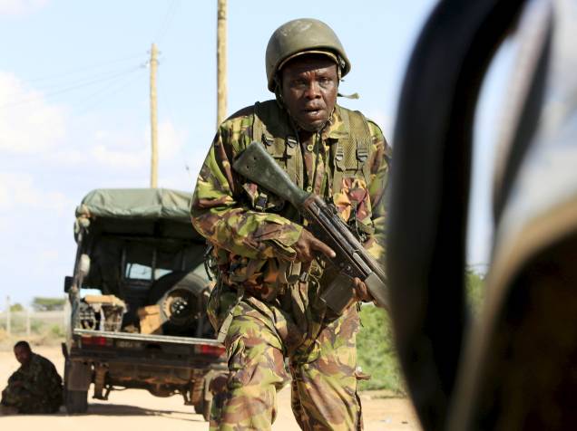 Soldado da Força de Defesa do Quênia tenta se esconder durante troca de tiros com terroristas do grupo islâmico al Shabbab, em Garissa - 02/04/2015