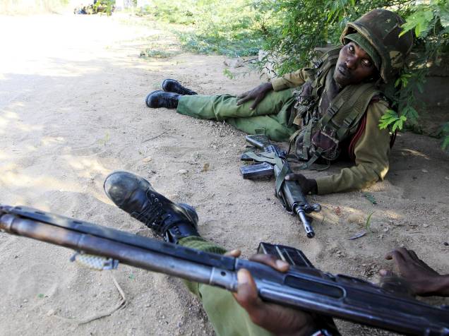 Soldado da Força de Defesa do Quênia tenta se proteger durante troca de tiros com terroristas do grupo islâmico al Shabbab, em Garissa - 02/04/2015