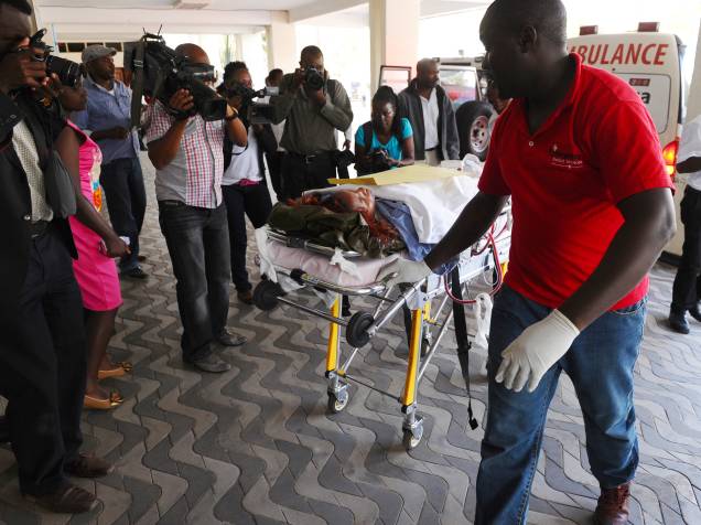 Menina ferida é levada ao Hospital Nacional Kenyatta, em Nairobi, no Quênia