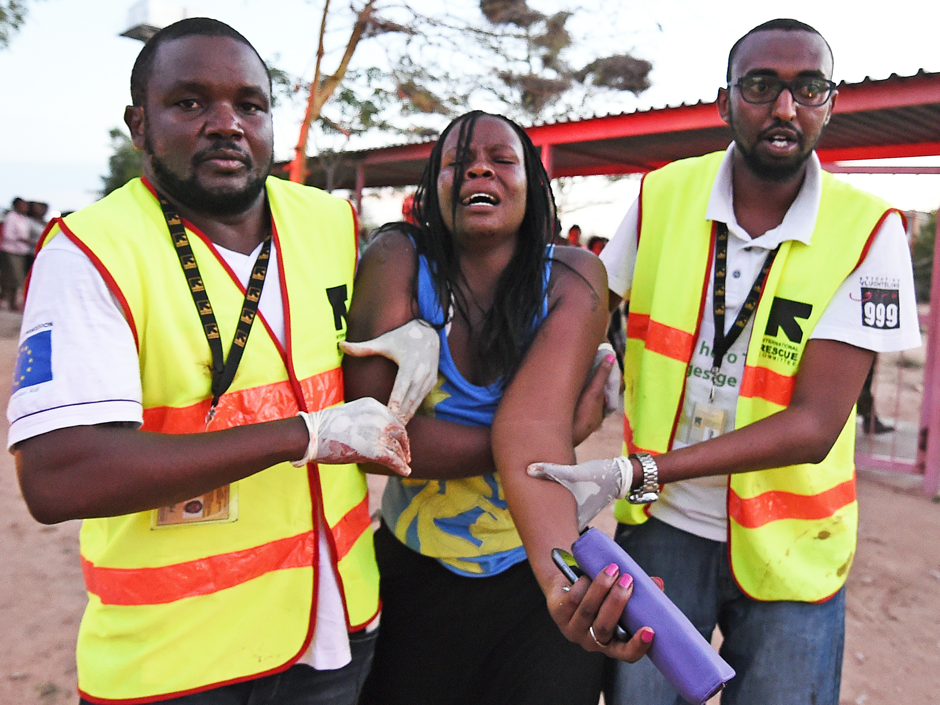 Equipe de resgate socorre aluna ferida durante um ataque no campus da Universidade Moi, em Garissa, no Quênia