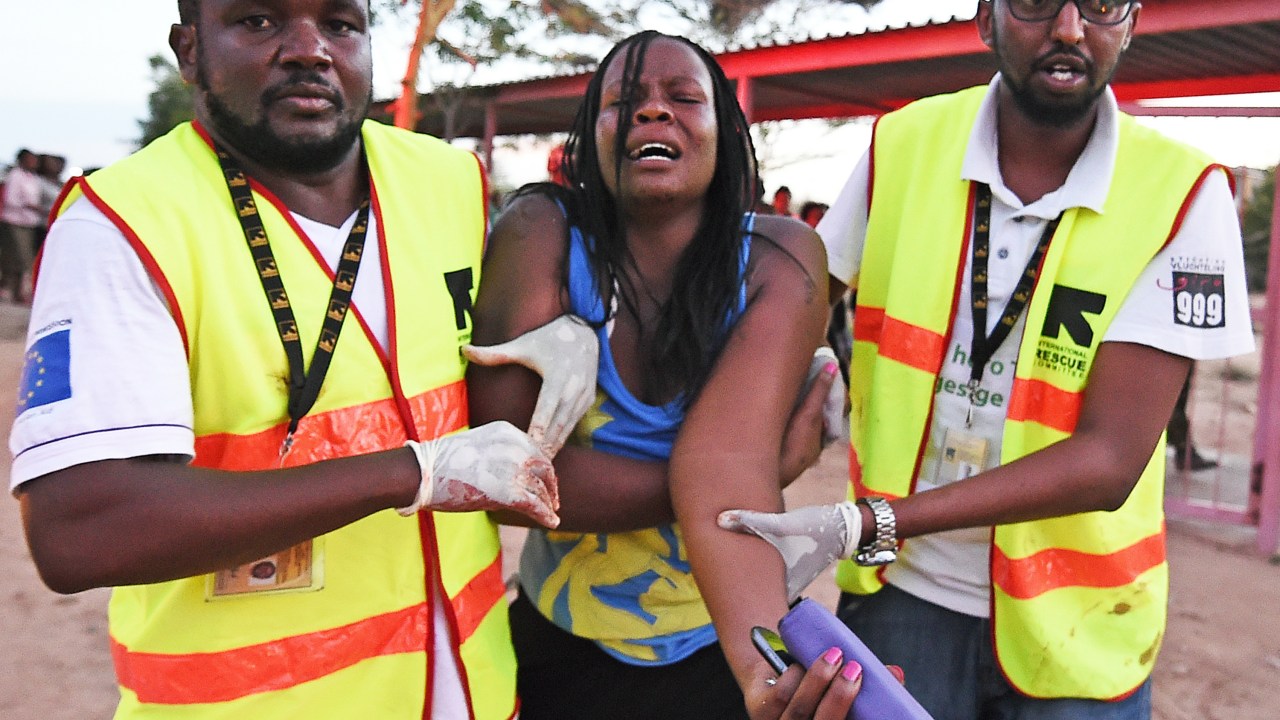 Equipe de resgate socorre aluna ferida durante um ataque no campus da Universidade Moi, em Garissa, no Quênia
