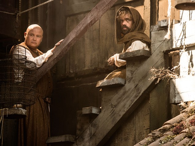 À MARGEM DO PODER – O cortesão Varys (Conleth Hill) e o anão Tyrion (Peter Dinklage) na nova condição de exilados: disputa permanente pelo Trono de Ferro À MARGEM DO PODER – O cortesão Varys (Conleth Hill) e o anão Tyrion (Peter Dinklage) na nova condição de exilados: disputa permanente pelo Trono de Ferro