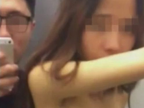 Trecho do vídeo pornográfico gravado no provador de uma loja chinesa. O vídeo viralizou nas redes sociais do país