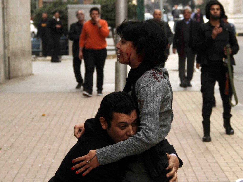 Ativista Shaimaa al-Sabbagh recebendo socorro após ser atingida por um tiro durante protesto no Cairo