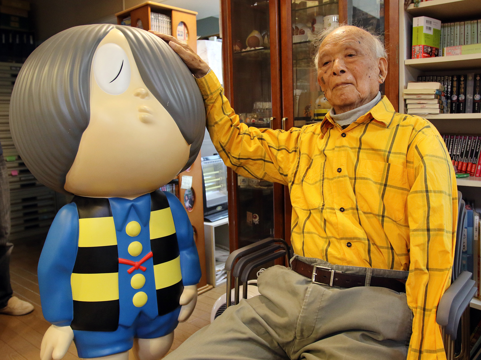 O artista japonês Shigeru Mizuki ao lado de seu personagem 'Kitaro'