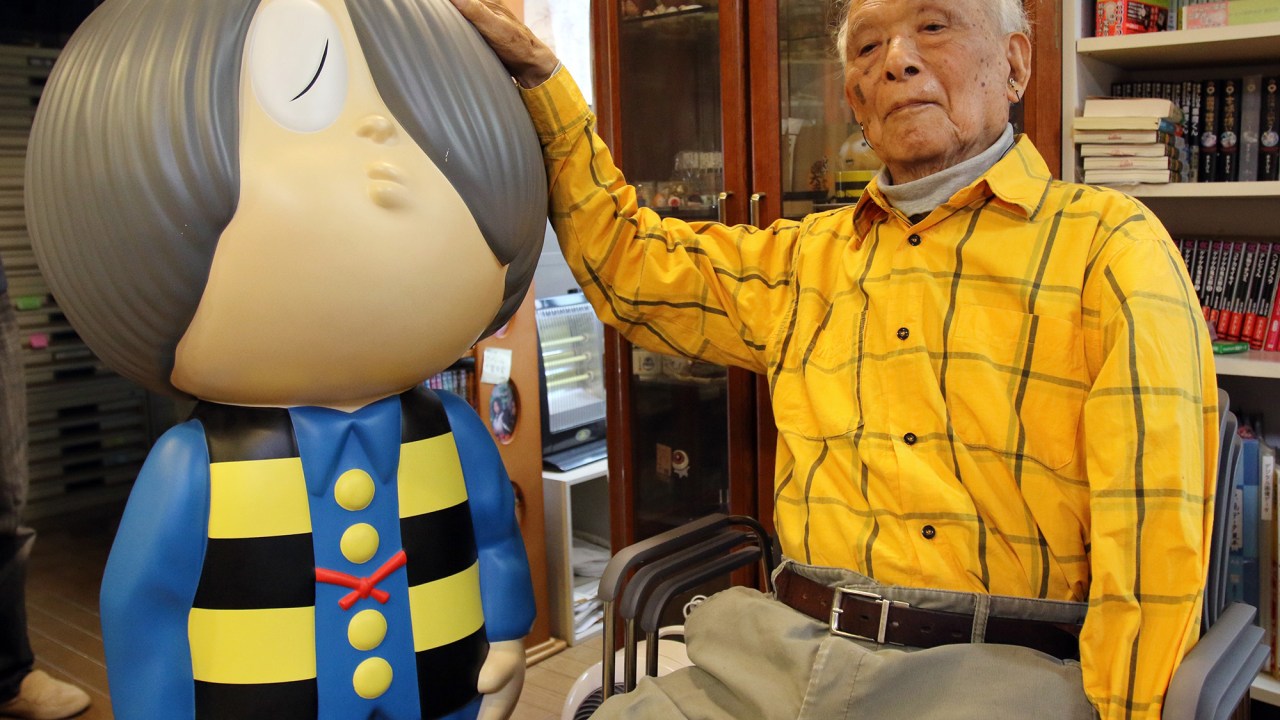 O artista japonês Shigeru Mizuki ao lado de seu personagem 'Kitaro'