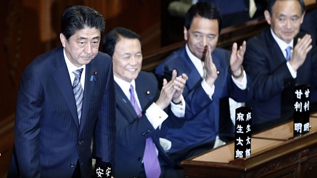 Shinzo Abe faz cumprimento tradicional no Parlamento do Japão