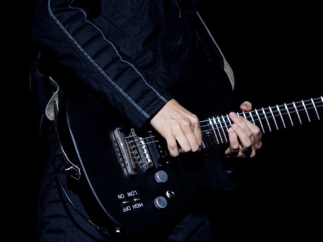 Detalhe da guitarra de Matt Bellamy no show da banda Muse no Allianz Parque em São Paulo