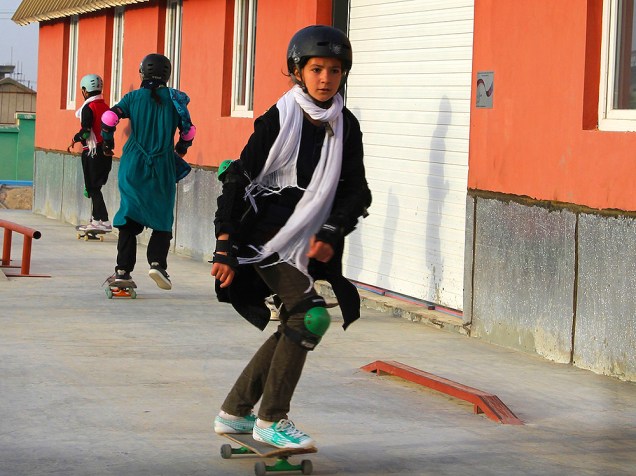 Menina anda de skate no Afeganist