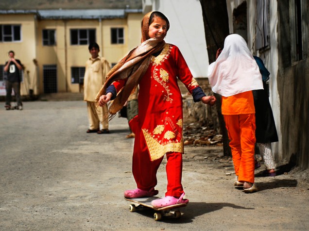 Menina anda de skate no Afeganistão