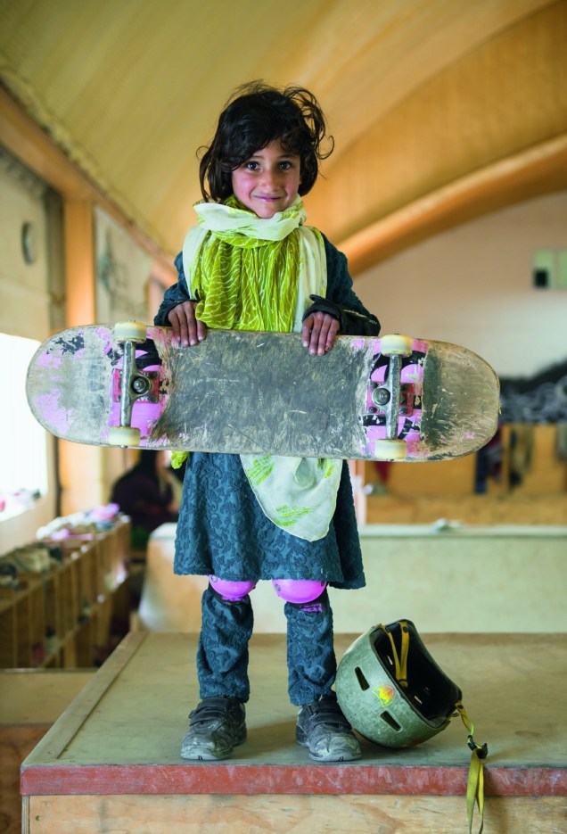A Skateistan oferece aulas de skate a crianças e adolescentes vulneráveis – mais da metade de seus alunos trabalha nas ruas
