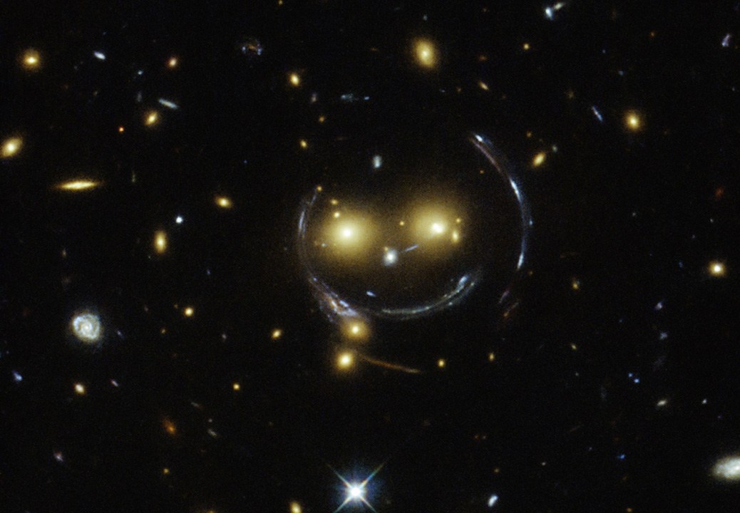 Aglomerado de galáxias fotografado pelo Hubble