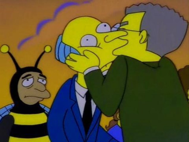 Smithers e o patrão, o Senhor Burns, em clima de romance na série Os Simpsons