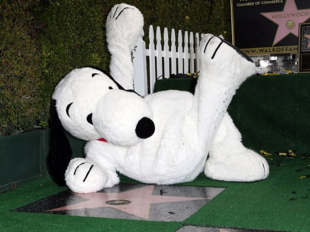 Snoopy é homenageado com uma estrela na Calçada da Fama de Hollywood
