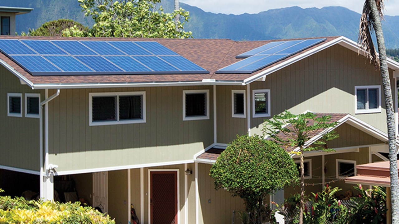 Casa com painéis solares instalados pela empresa americana SolarCity, dirigida por Elon Musk, empreendedor que aposta pesado na energia renovável