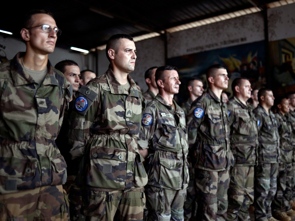 Soldados franceses em uma base militar em Bangui, África